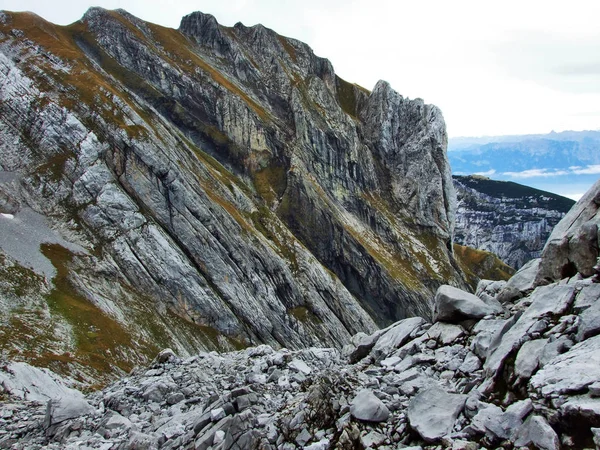 Taş ve kayalardan dağ massif Alpstein - Canton St. Gallen, İsviçre