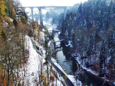 Ani için bir geçiş sonbahar kış alanında kanyonun bakıcısı nehir ve rezervuar Gubsensee - Canton St. Gallen, İsviçre