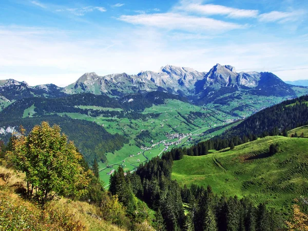 Per Nehri Vadisi Toggenburg bölgesinde ve Churfirsten mountain ranges ile Alpstein - Canton St. Gallen, İsviçre