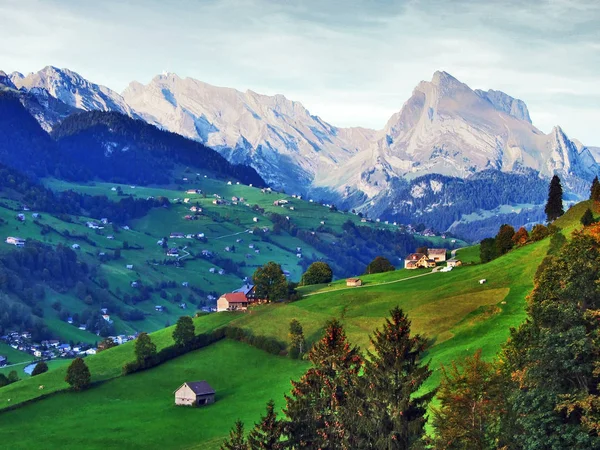 Gospodarstwa Wiejskie Góry Tradycyjnej Architektury Dolinie Rzeki Thur Kantonu Gallen — Zdjęcie stockowe