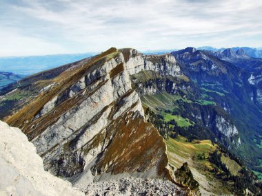 Churfirsten dağ zincirinin düşündüklerini Nehri Vadisi ve Walensee Gölü - Canton St. Gallen, İsviçre arasında dağ zirveleri