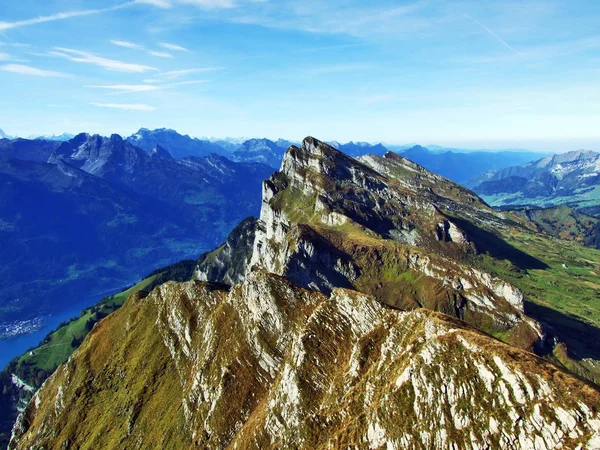 Churfirsten dağ zincirinin düşündüklerini Nehri Vadisi ve Walensee Gölü - Canton St. Gallen, İsviçre arasında dağ zirveleri