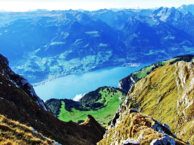 Lake Walensee, göl Walen veya göl Walenstadt - St. Gallen Kanton ve: Glarus, Switzerland da bilinir