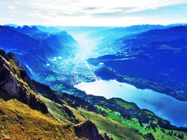 Lake Walensee, göl Walen veya göl Walenstadt - St. Gallen Kanton ve: Glarus, Switzerland da bilinir
