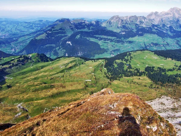 Churfirsten ザンクト ガレンのカントン スイス連邦共和国の Frumsel の上からパノラマ ビュー — ストック写真