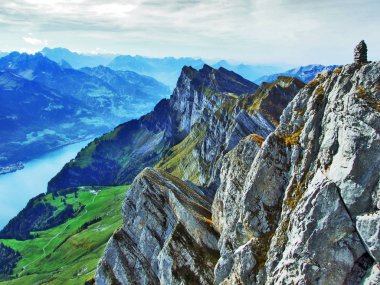 Kayalık tepe Frumsel Churfirsten dağ silsilesi - Canton St. Gallen, İsviçre