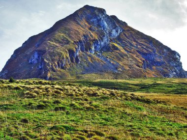Kayalık tepe Frumsel Churfirsten dağ silsilesi - Canton St. Gallen, İsviçre