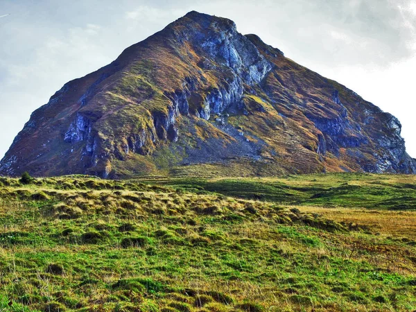 Kayalık tepe Frumsel Churfirsten dağ silsilesi - Canton St. Gallen, İsviçre