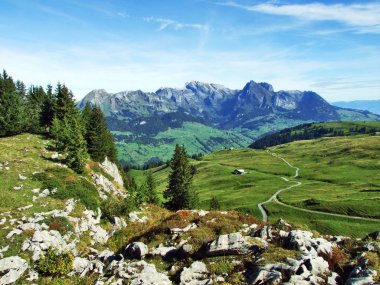Kayalar ve taşlar Churfirsten dağ silsilesi - Canton St. Gallen, İsviçre üzerinden