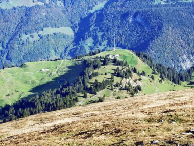 Sonbahar otlak ve dağ Churfirsten - Canton St. Gallen, İsviçre altında plato üzerinde hills
