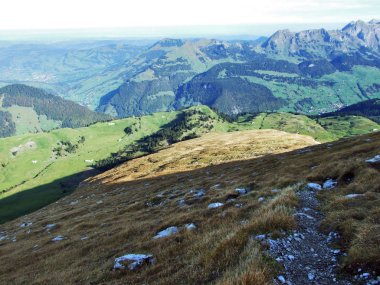 Sonbahar otlak ve dağ Churfirsten - Canton St. Gallen, İsviçre altında plato üzerinde hills