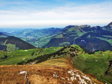 Sonbahar otlak ve dağ Churfirsten - Canton St. Gallen, İsviçre altında plato üzerinde hills