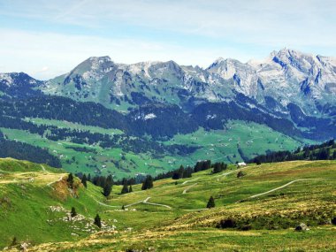 Sonbahar otlak ve dağ Churfirsten - Canton St. Gallen, İsviçre altında plato üzerinde hills