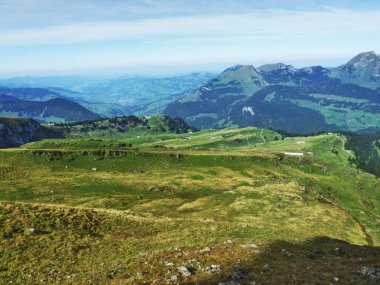 Sonbahar otlak ve dağ Churfirsten - Canton St. Gallen, İsviçre altında plato üzerinde hills