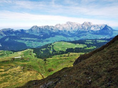Sonbahar otlak ve dağ Churfirsten - Canton St. Gallen, İsviçre altında plato üzerinde hills