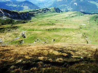 Sonbahar otlak ve dağ Churfirsten - Canton St. Gallen, İsviçre altında plato üzerinde hills