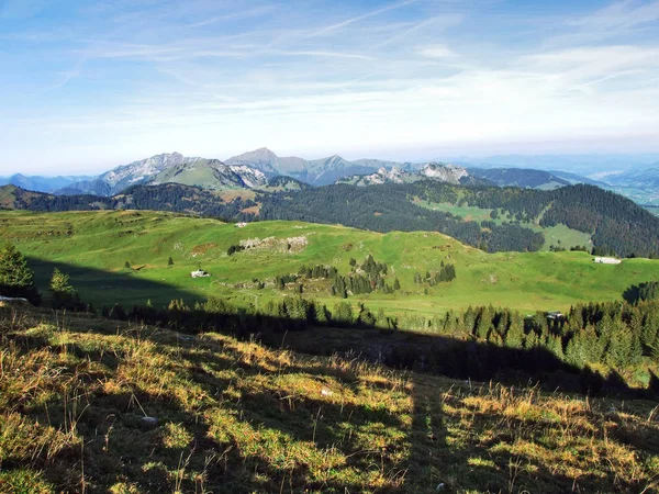 秋の牧草地し 山の範囲 Churfirsten ザンクト ガレンのカントン スイス連邦共和国の下に高原の丘 — ストック写真