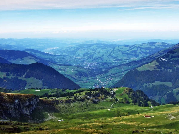瑞士圣加仑的丘尔菲尔斯滕 Chirfirsten 下高原上的秋牧场和丘陵 — 图库照片