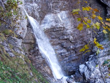 Şelaleler ve cascades Klontalersee Gölü - Canton Glarus, İsviçre'nin Doğu kolu üzerinde