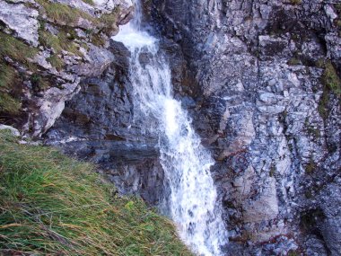 Şelaleler ve cascades Klontalersee Gölü - Canton Glarus, İsviçre'nin Doğu kolu üzerinde