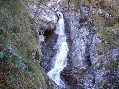 Şelaleler ve cascades Klontalersee Gölü - Canton Glarus, İsviçre'nin Doğu kolu üzerinde