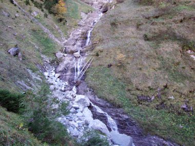 Şelaleler ve cascades Klontalersee Gölü - Canton Glarus, İsviçre'nin Doğu kolu üzerinde
