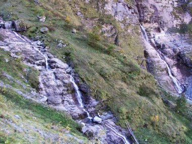 Şelaleler ve cascades Klontalersee Gölü - Canton Glarus, İsviçre'nin Doğu kolu üzerinde