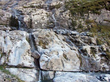 Şelaleler ve cascades Klontalersee Gölü - Canton Glarus, İsviçre'nin Doğu kolu üzerinde