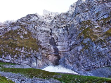 Şelaleler ve cascades Klontalersee Gölü - Canton Glarus, İsviçre'nin Doğu kolu üzerinde