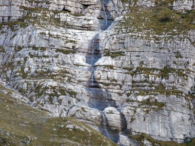 Şelaleler ve cascades Klontalersee Gölü - Canton Glarus, İsviçre'nin Doğu kolu üzerinde