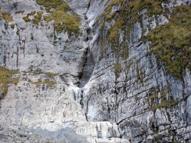 Şelaleler ve cascades Klontalersee Gölü - Canton Glarus, İsviçre'nin Doğu kolu üzerinde