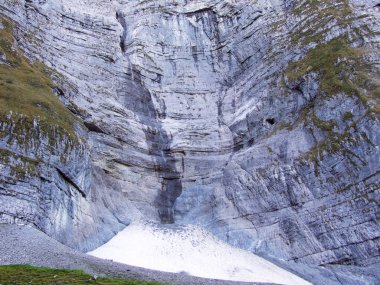 Şelaleler ve cascades Klontalersee Gölü - Canton Glarus, İsviçre'nin Doğu kolu üzerinde