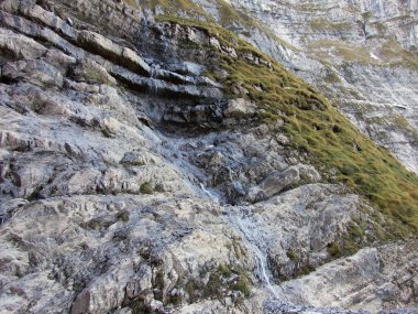 Şelaleler ve cascades Klontalersee Gölü - Canton Glarus, İsviçre'nin Doğu kolu üzerinde