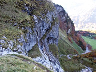 Şelaleler ve cascades Klontalersee Gölü - Canton Glarus, İsviçre'nin Doğu kolu üzerinde