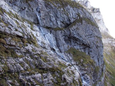 Şelaleler ve cascades Klontalersee Gölü - Canton Glarus, İsviçre'nin Doğu kolu üzerinde