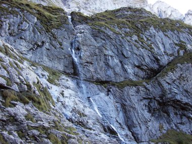 Şelaleler ve cascades Klontalersee Gölü - Canton Glarus, İsviçre'nin Doğu kolu üzerinde