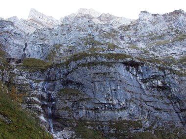 Şelaleler ve cascades Klontalersee Gölü - Canton Glarus, İsviçre'nin Doğu kolu üzerinde