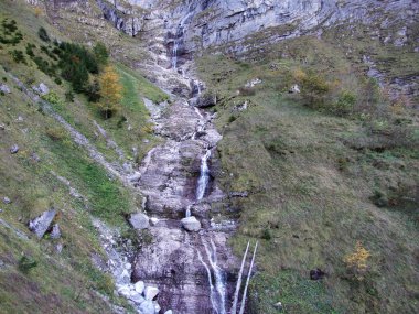 Şelaleler ve cascades Klontalersee Gölü - Canton Glarus, İsviçre'nin Doğu kolu üzerinde