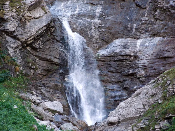 克龙塔勒湖东部支流的瀑布和瀑布 瑞士格拉鲁斯州 — 图库照片