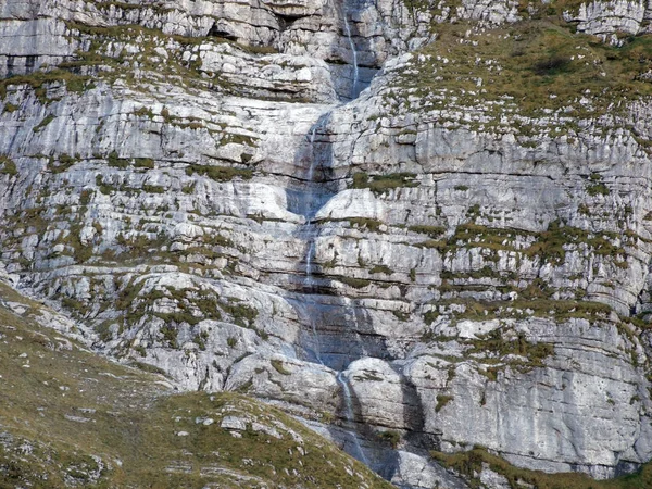 Şelaleler ve cascades Klontalersee Gölü - Canton Glarus, İsviçre'nin Doğu kolu üzerinde