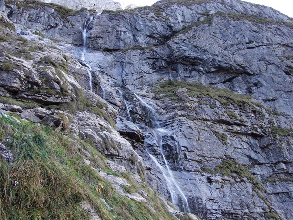 Cascadas Cascadas Afluente Oriental Del Lago Klontalersee Cantón Glarus Suiza —  Fotos de Stock