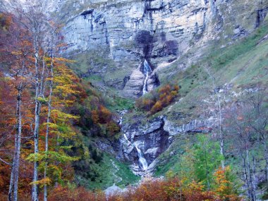 Şelaleler ve cascades Klontalersee Gölü - Canton Glarus, İsviçre'nin Doğu kolu üzerinde