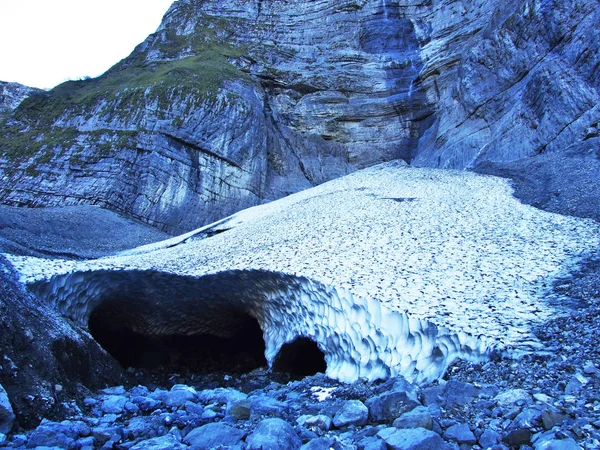 Glarus Klontalersee 湖上格拉尼施山顶下的冰川遗迹 — 图库照片