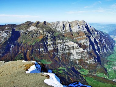 Kayalık tepe Wiggis Glarus alp dağ silsilesi - Canton Glarus, İsviçre