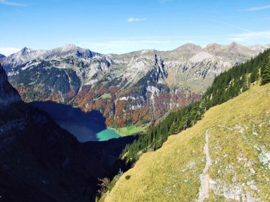 En yüksek Dejenstock veya Dejenstogg ve dağ zinciri kuzeyinde Lake Klontalersee - Canton Glarus, İsviçre