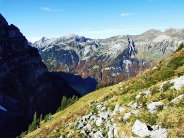 En yüksek Dejenstock veya Dejenstogg ve dağ zinciri kuzeyinde Lake Klontalersee - Canton Glarus, İsviçre
