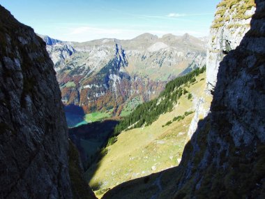 En yüksek Dejenstock veya Dejenstogg ve dağ zinciri kuzeyinde Lake Klontalersee - Canton Glarus, İsviçre
