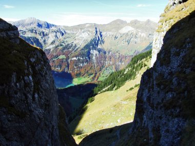 En yüksek Dejenstock veya Dejenstogg ve dağ zinciri kuzeyinde Lake Klontalersee - Canton Glarus, İsviçre