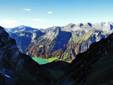 En yüksek Dejenstock veya Dejenstogg ve dağ zinciri kuzeyinde Lake Klontalersee - Canton Glarus, İsviçre