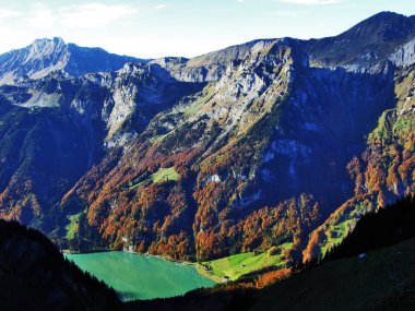 En yüksek Dejenstock veya Dejenstogg ve dağ zinciri kuzeyinde Lake Klontalersee - Canton Glarus, İsviçre